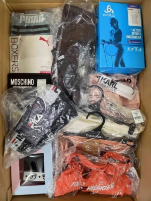 The photo shows a package with clothing in the category AU.