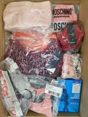 The photo shows a package with clothing in the category AU.
