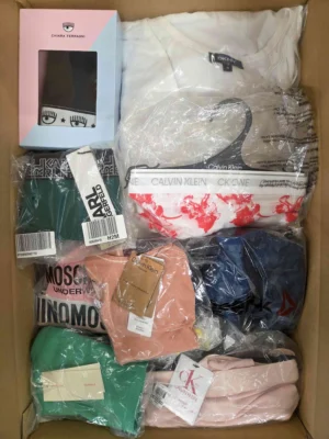 The photo shows a package with clothing in the category AU.