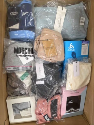 The photo shows a package with clothing in the category AU.