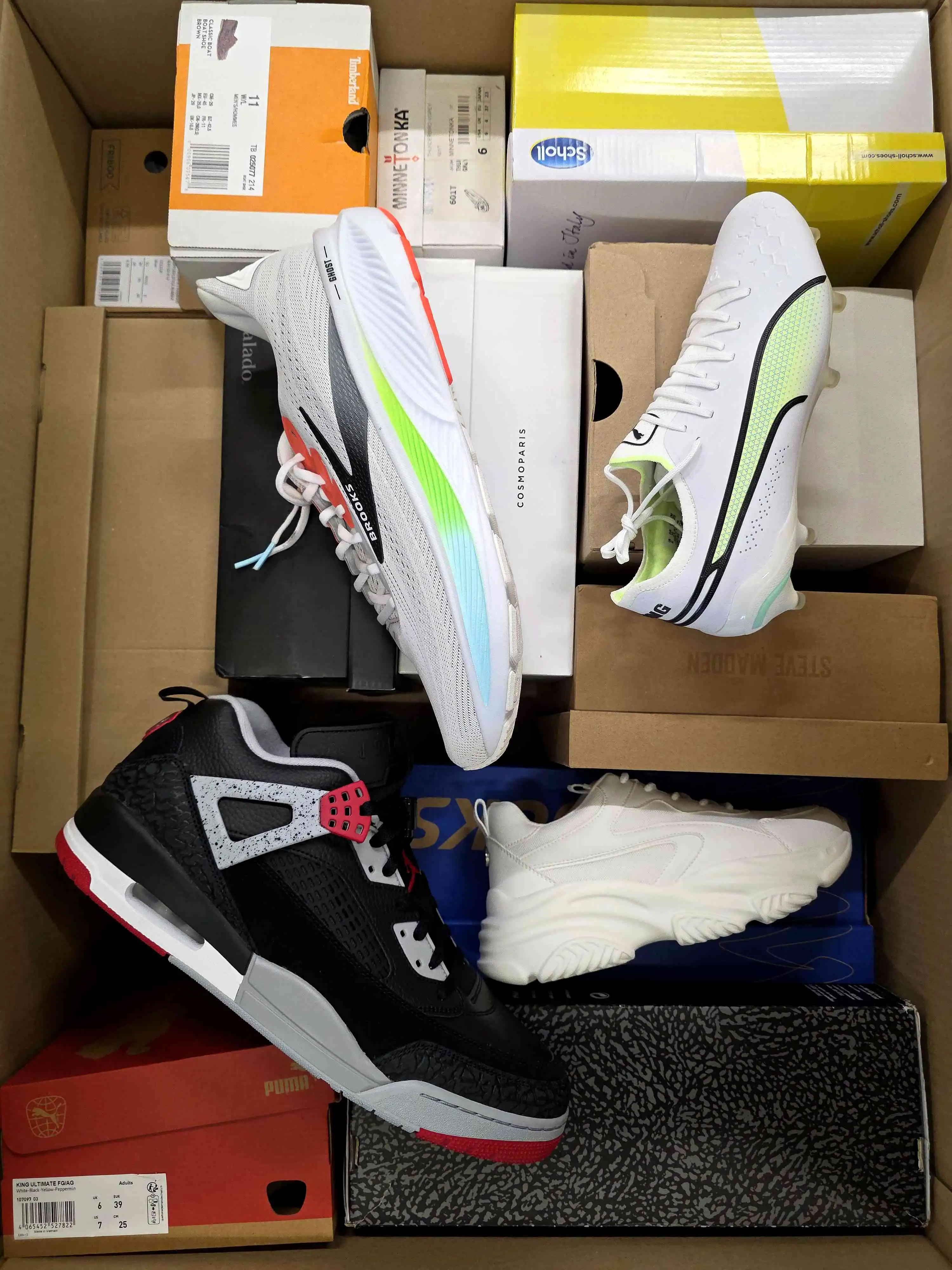 BS2785 3 The photo shows a package with footwear in the category BS.