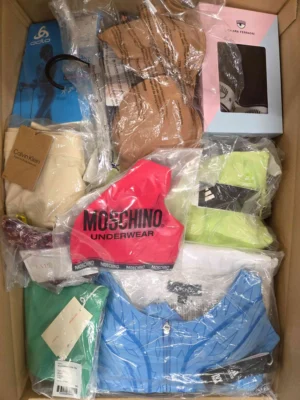 The photo shows a package with clothing in the category AU.