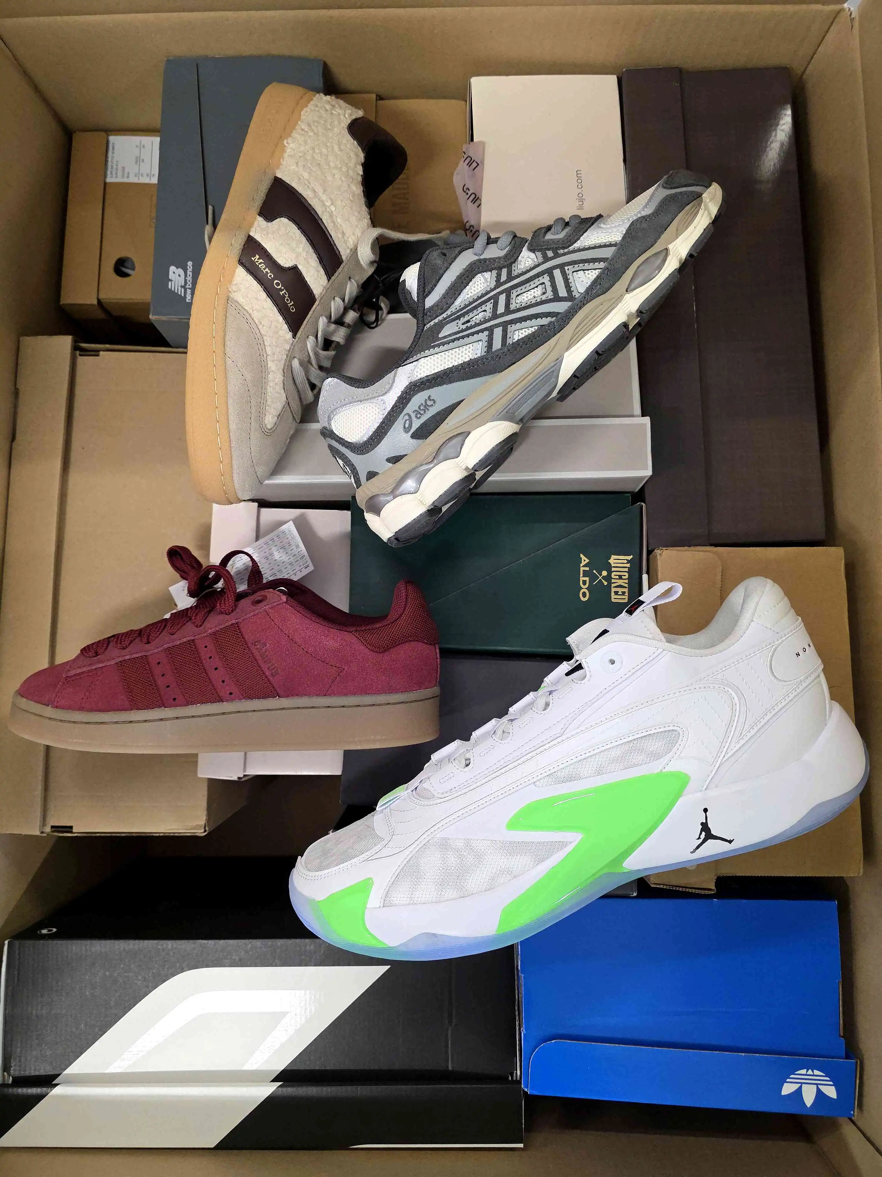 BS2799 3 The photo shows a package with footwear in the category BS.