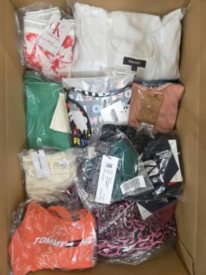 The photo shows a package with clothing in the category AU.