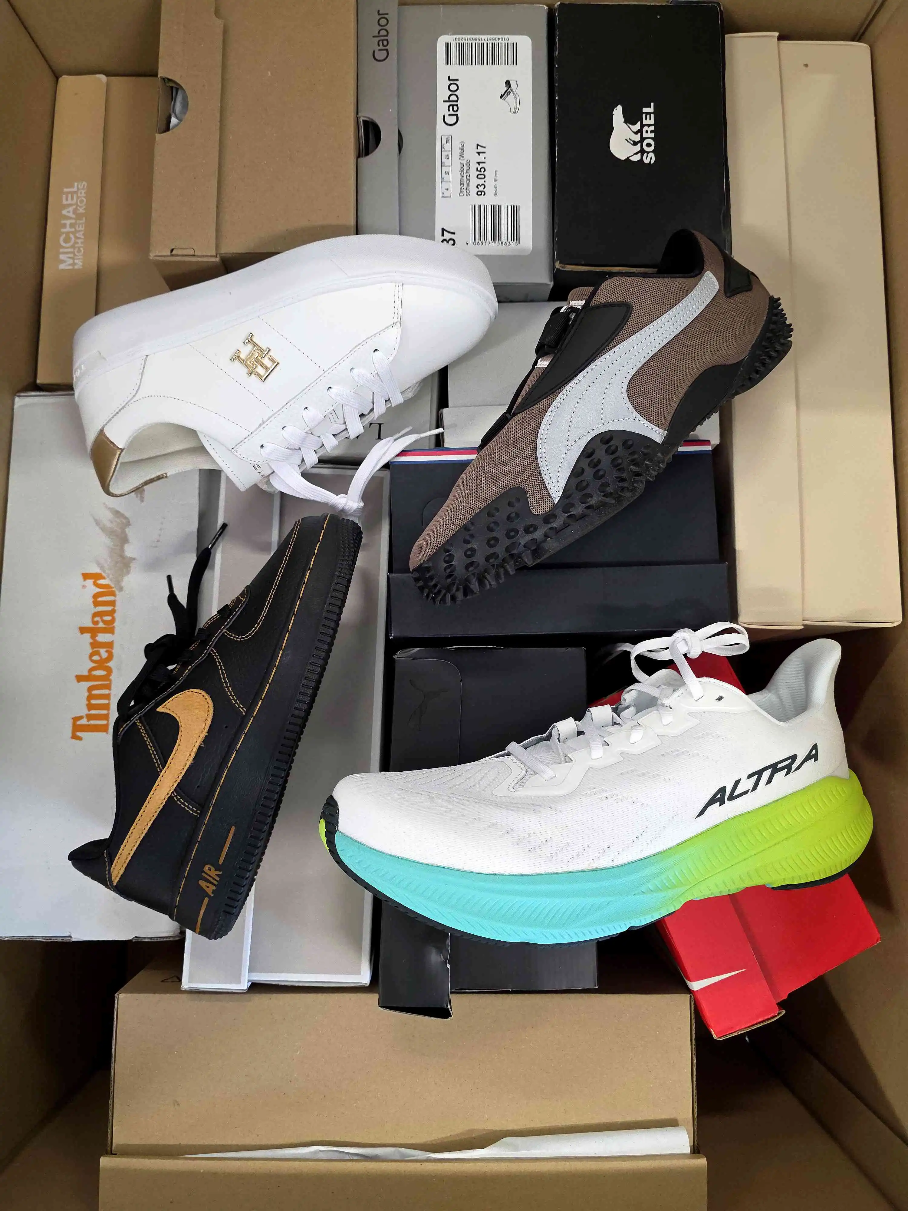 BS2802 3 The photo shows a package with footwear in the category BS.