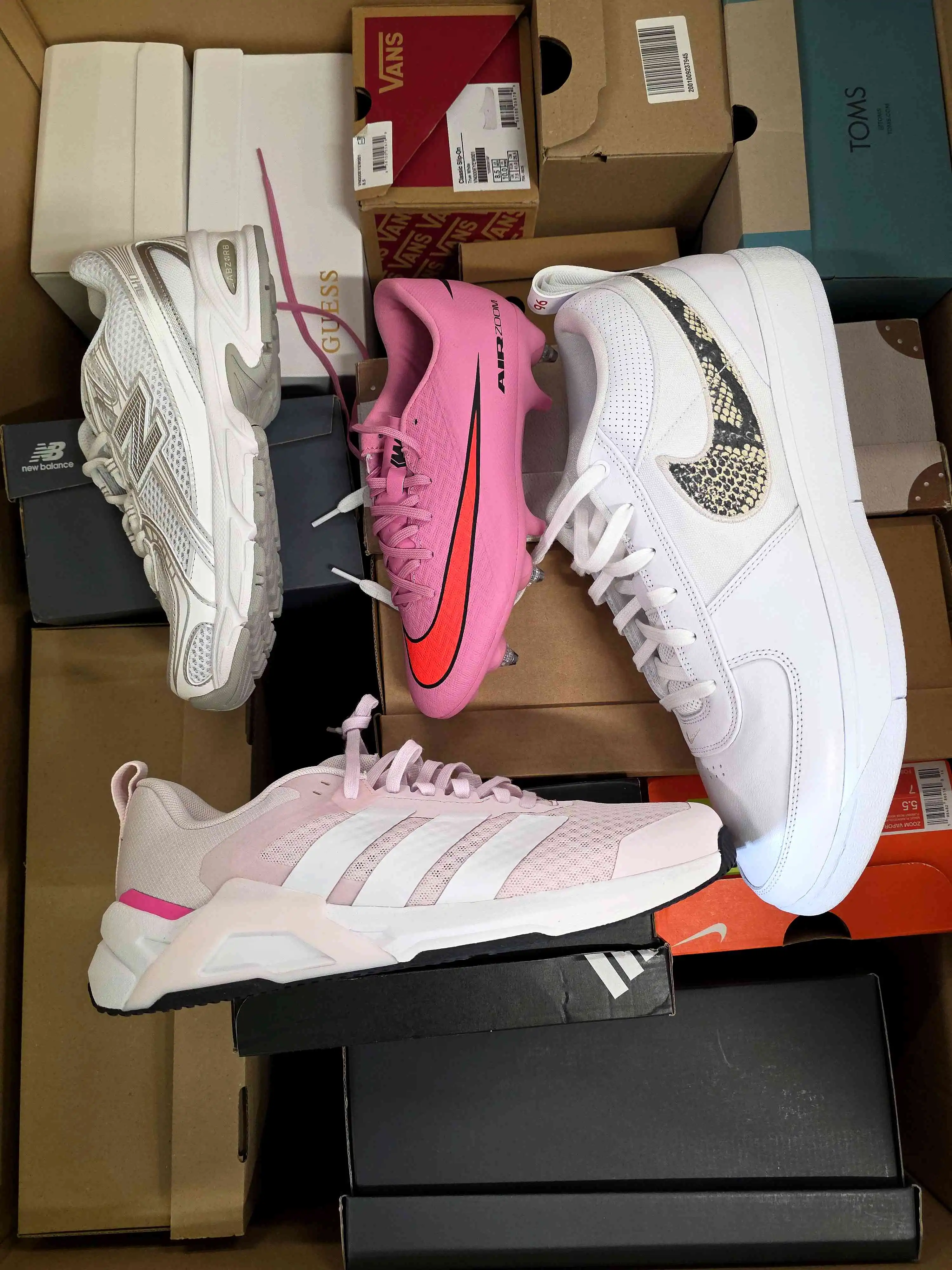 BS2811 3 The photo shows a package with footwear in the category BS.