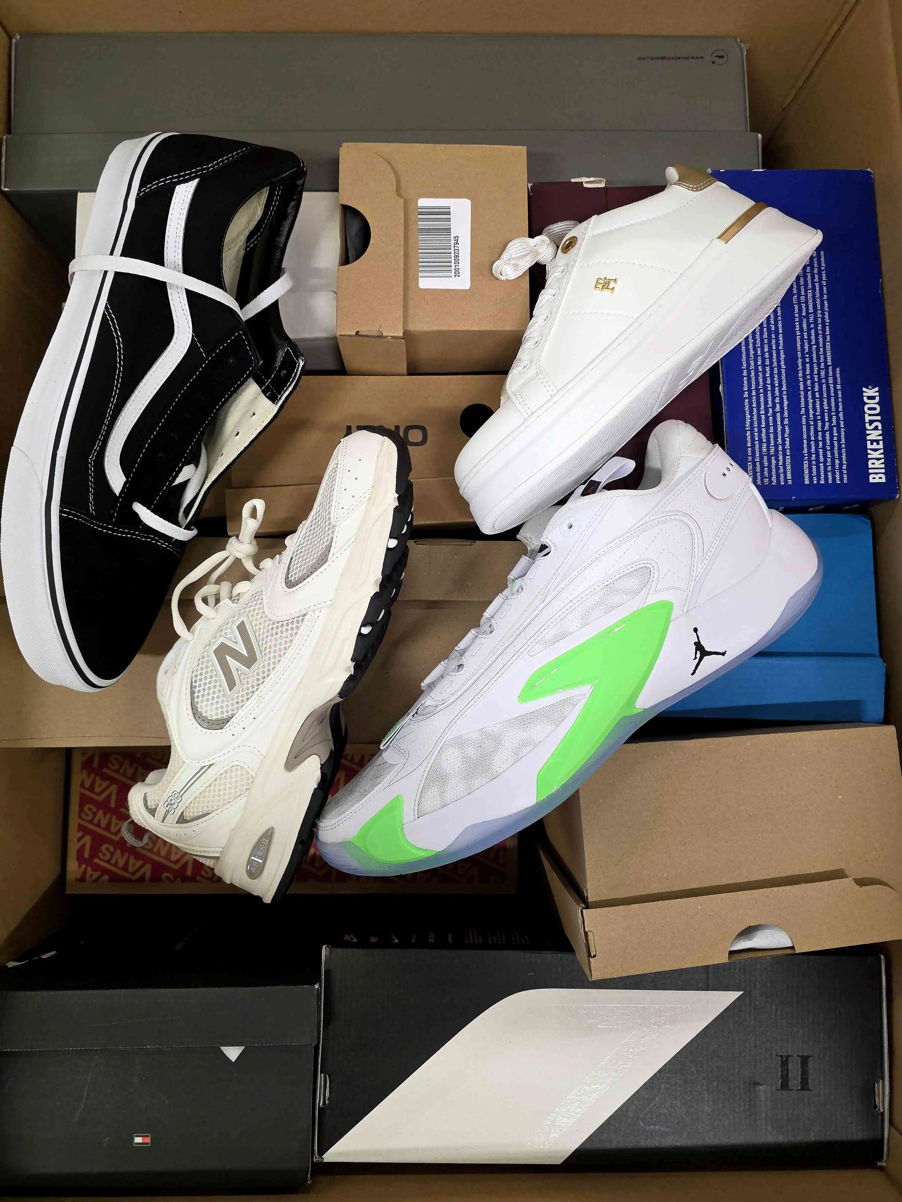 BS2816 3 The photo shows a package with footwear in the category BS.