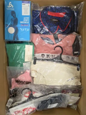 The photo shows a package with clothing in the category AU.