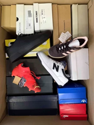 The photo shows a package with footwear in the category BS.