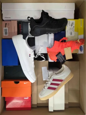 The photo shows a package with footwear in the category BS.