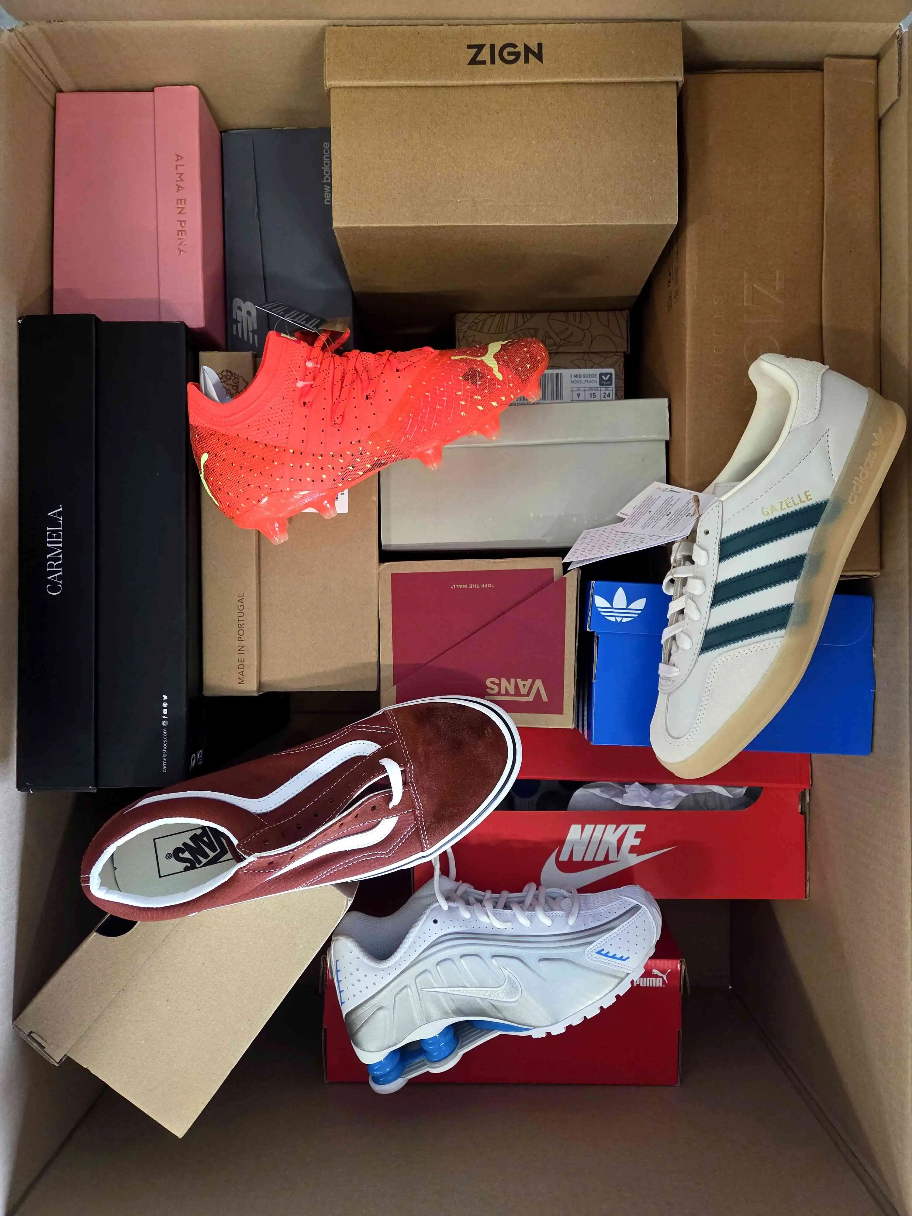 BS2840 3 The photo shows a package with footwear in the category BS.