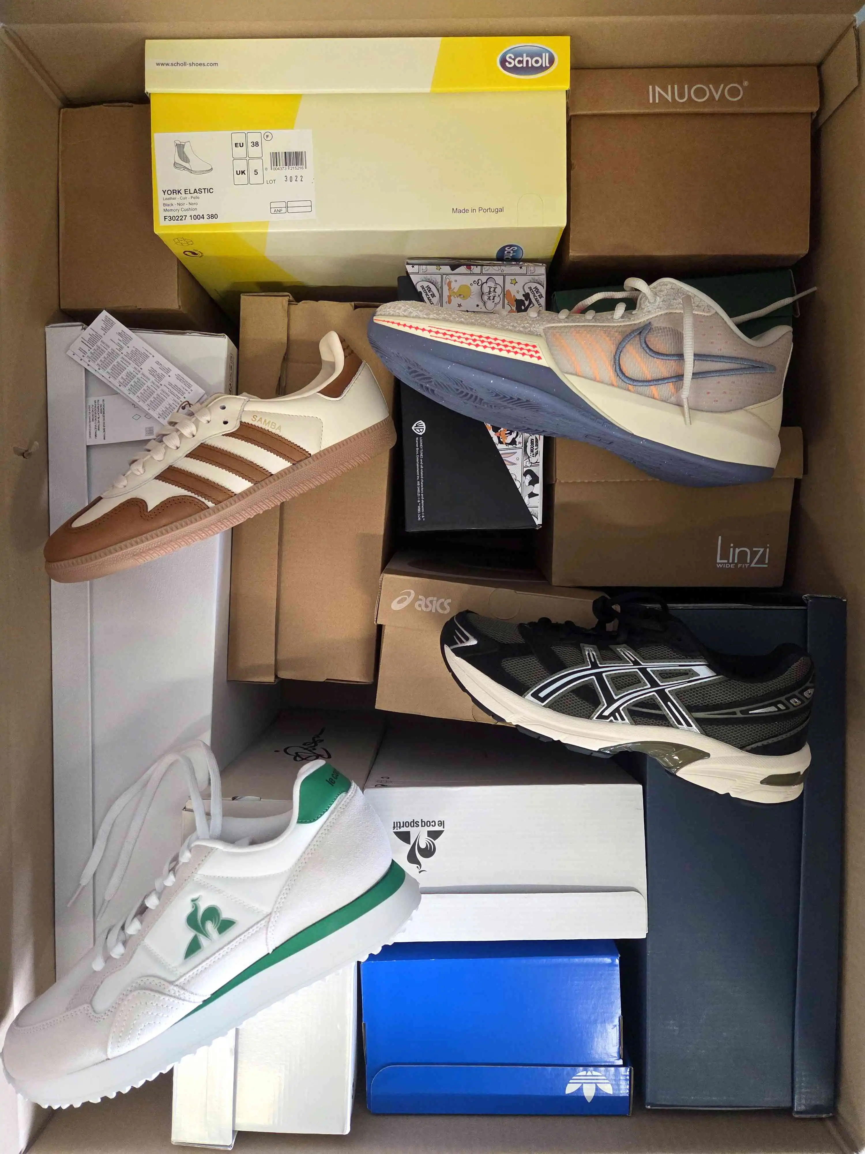 BS2841 3 The photo shows a package with footwear in the category BS.