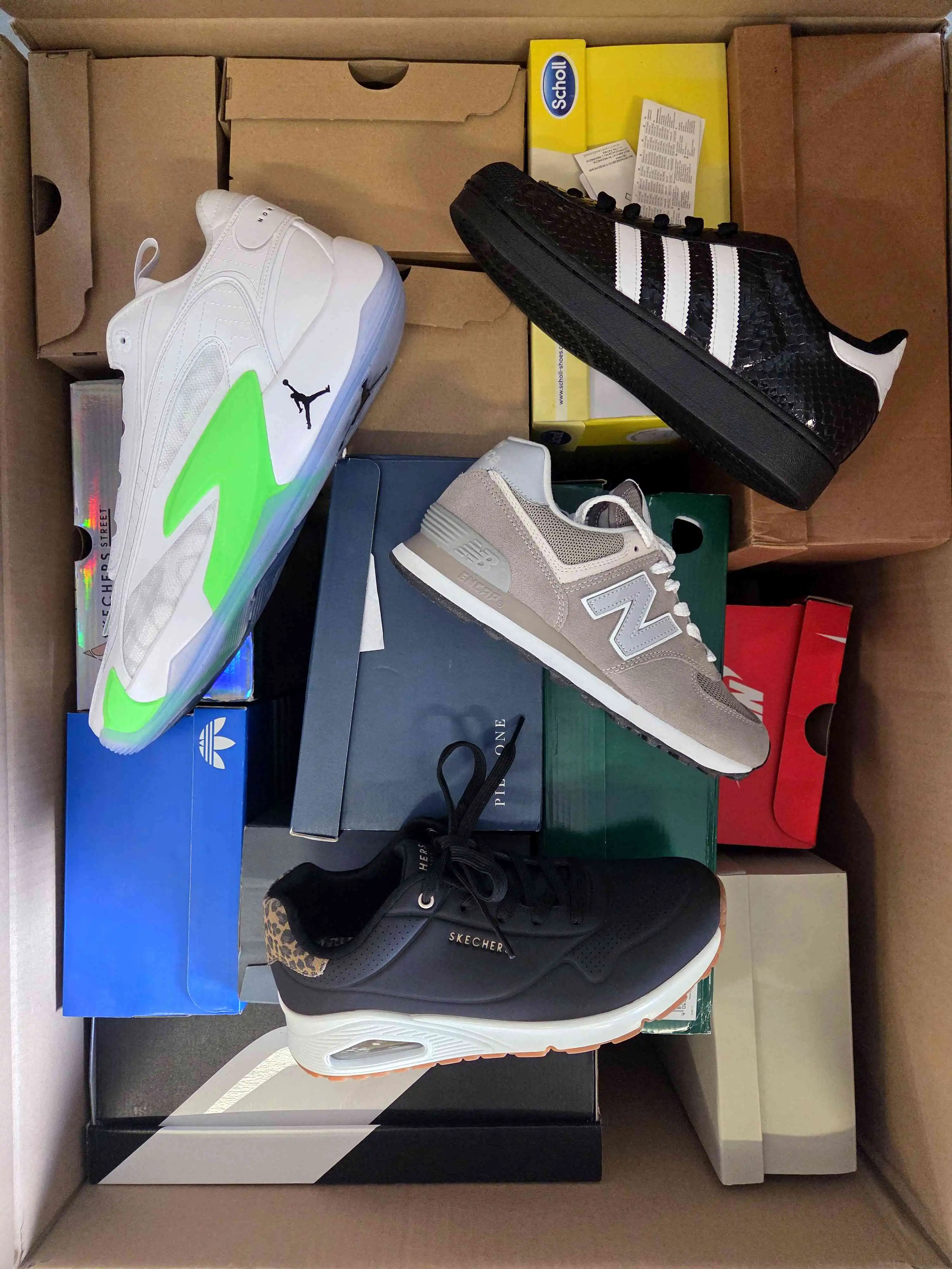 BS2844 3 The photo shows a package with footwear in the category BS.
