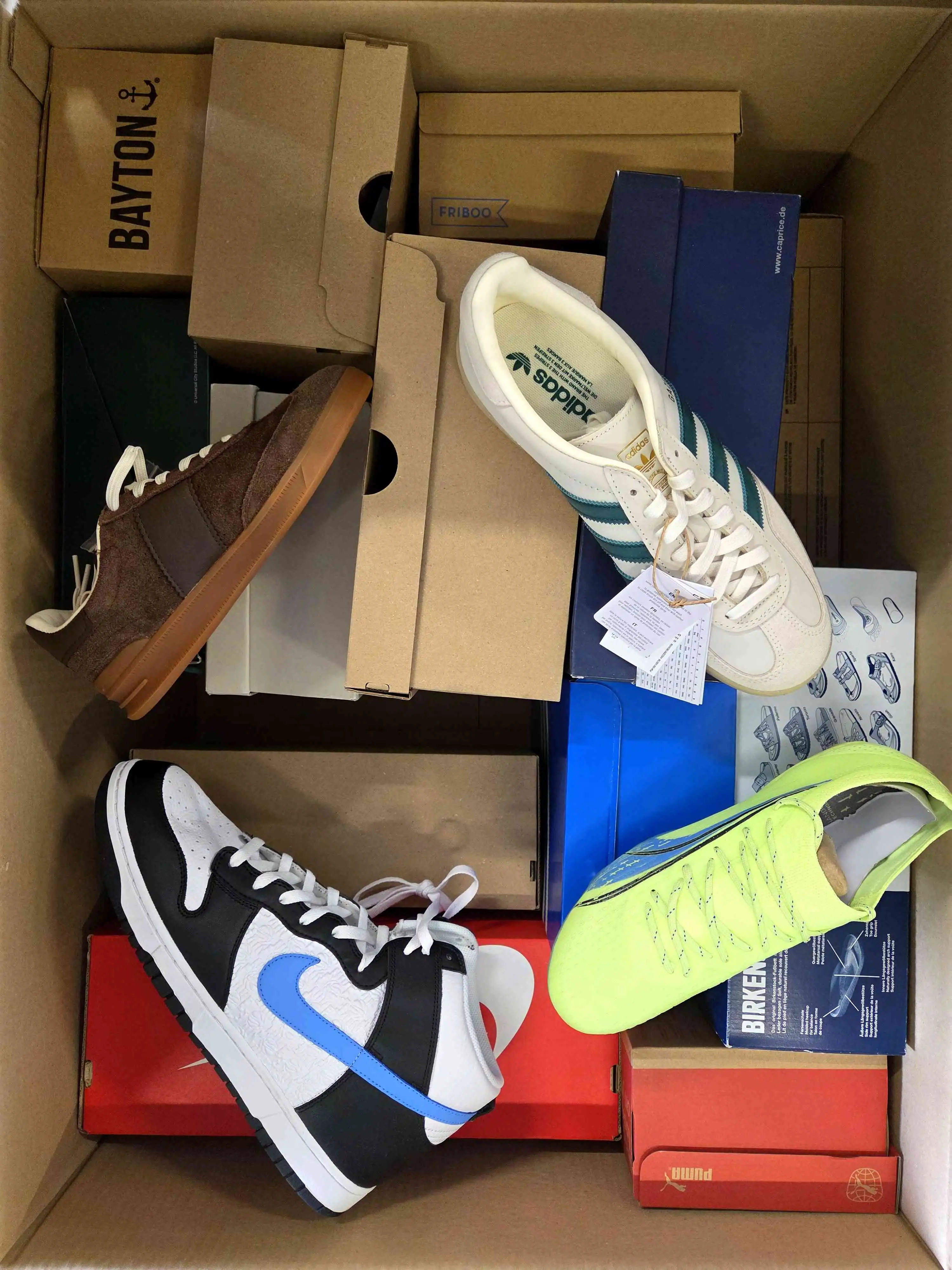 BS2848 3 The photo shows a package with footwear in the category BS.