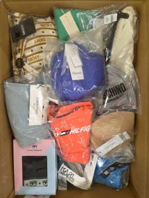 The photo shows a package with clothing in the category AU.