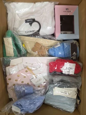The photo shows a package with clothing in the category AU.