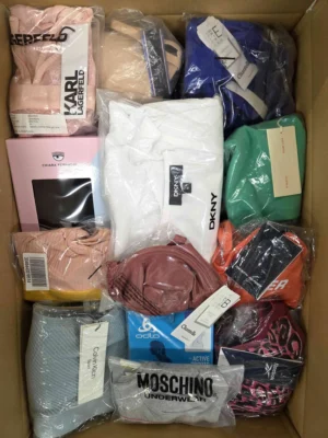 The photo shows a package with clothing in the category AU.