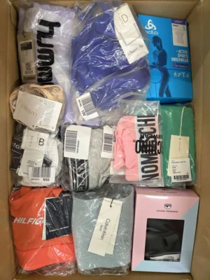 The photo shows a package with clothing in the category AU.