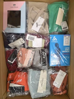 The photo shows a package with clothing in the category AU.