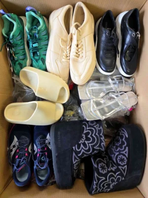 The photo shows a package with footwear in the category BSU.