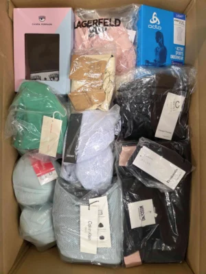 The photo shows a package with clothing in the category AU.