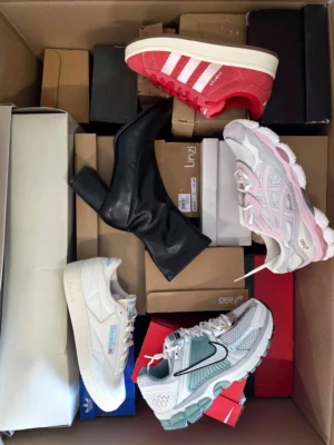 The photo shows a package with footwear in the category BS.