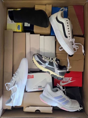 The photo shows a package with footwear in the category BS.