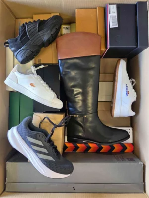 The photo shows a package with footwear in the category BS.