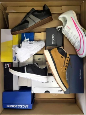 The photo shows a package with footwear in the category BS.