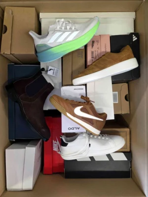 The photo shows a package with footwear in the category BS.