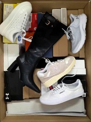 The photo shows a package with footwear in the category BS.