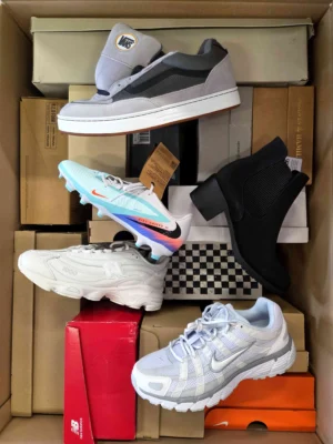 The photo shows a package with footwear in the category BS.