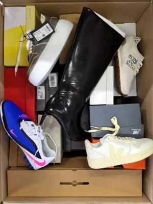 The photo shows a package with footwear in the category BS.