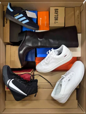 The photo shows a package with footwear in the category BS.