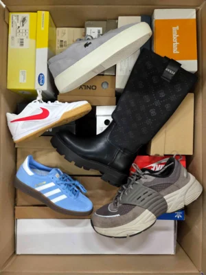 The photo shows a package with footwear in the category BS.