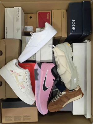 The photo shows a package with footwear in the category BS.