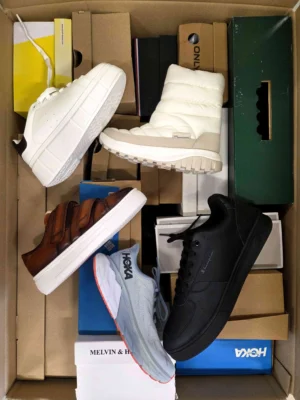 The photo shows a package with footwear in the category BS.