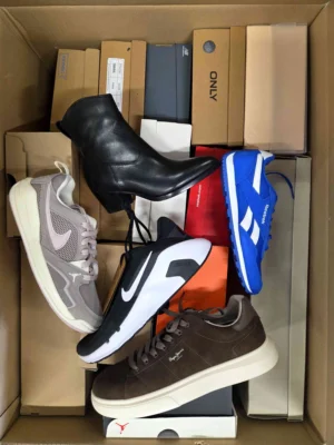 The photo shows a package with footwear in the category BS.