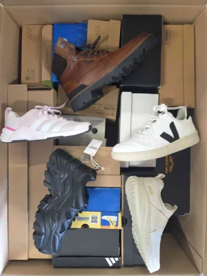 The photo shows a package with footwear in the category BS.