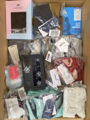 The photo shows a package with clothing in the category AU.
