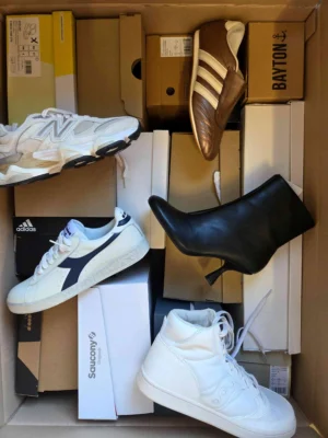 The photo shows a package with footwear in the category BS.