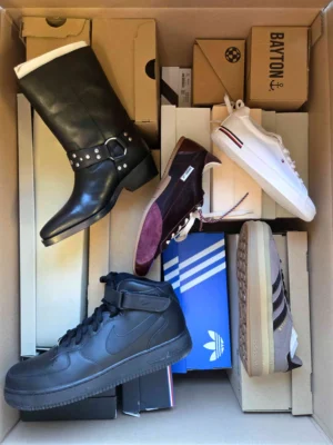 The photo shows a package with footwear in the category BS.