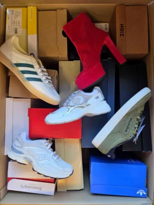 The photo shows a package with footwear in the category BS.