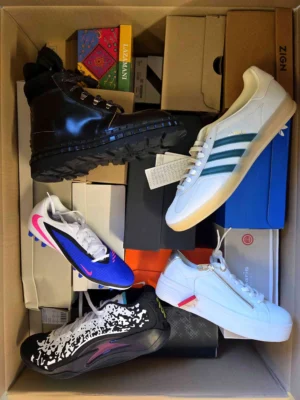 The photo shows a package with footwear in the category BS.