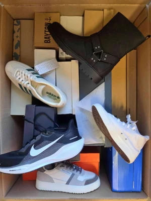 The photo shows a package with footwear in the category BS.