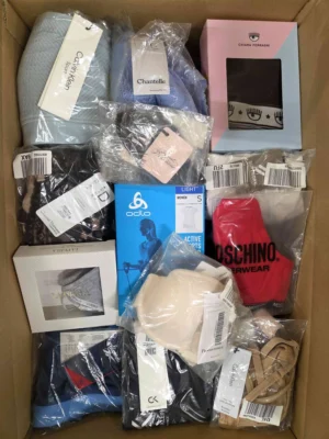The photo shows a package with clothing in the category AU.