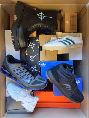 The photo shows a package with footwear in the category BS.