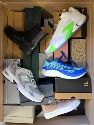 The photo shows a package with footwear in the category BS.