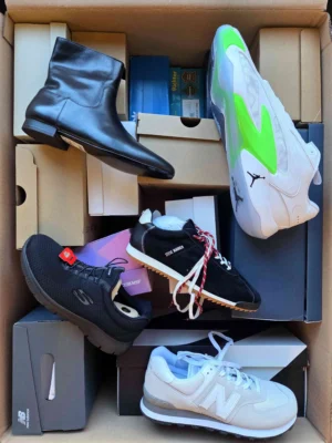 The photo shows a package with footwear in the category BS.