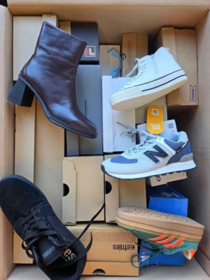 The photo shows a package with footwear in the category BS.